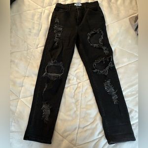 VIBRANT BLACK RIPPED JEANS
